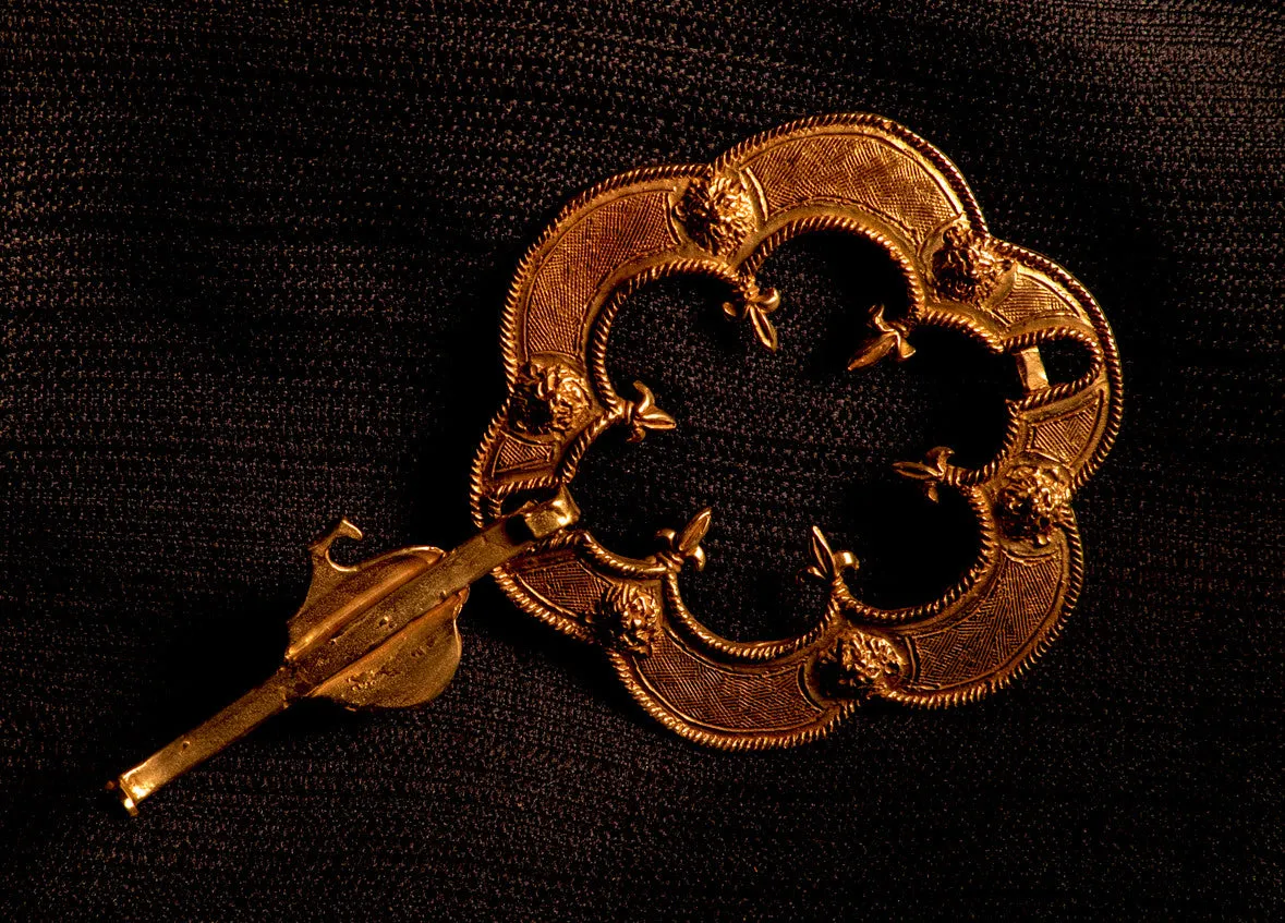 16th Century Round Brooch with fleur-de-lis - Y-32