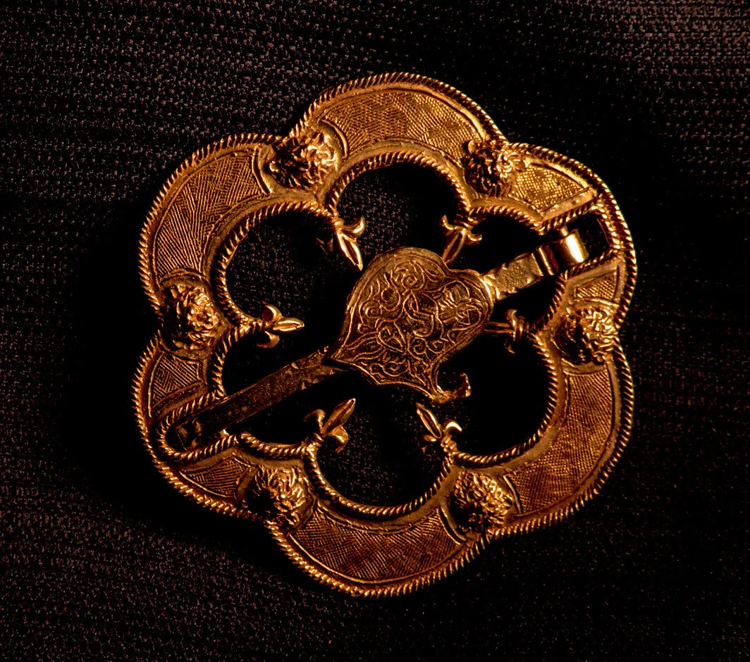 16th Century Round Brooch with fleur-de-lis - Y-32