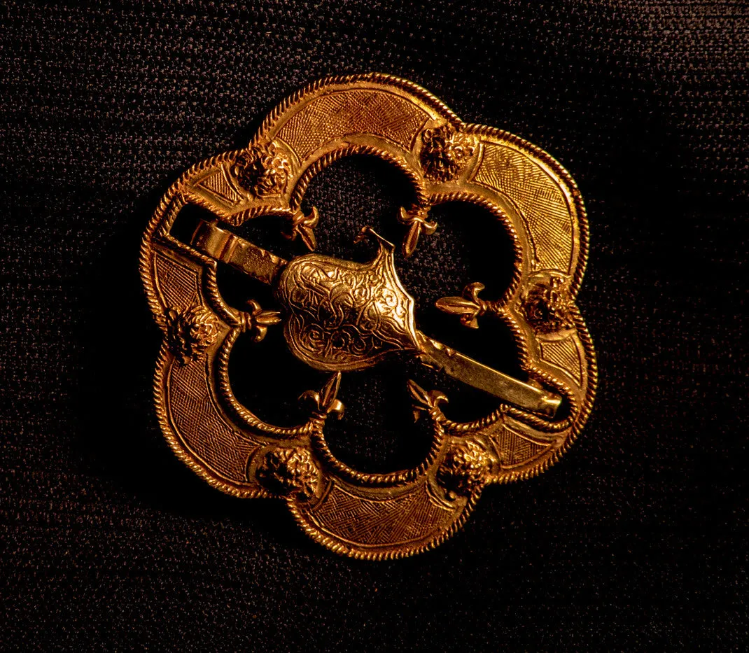 16th Century Round Brooch with fleur-de-lis - Y-32