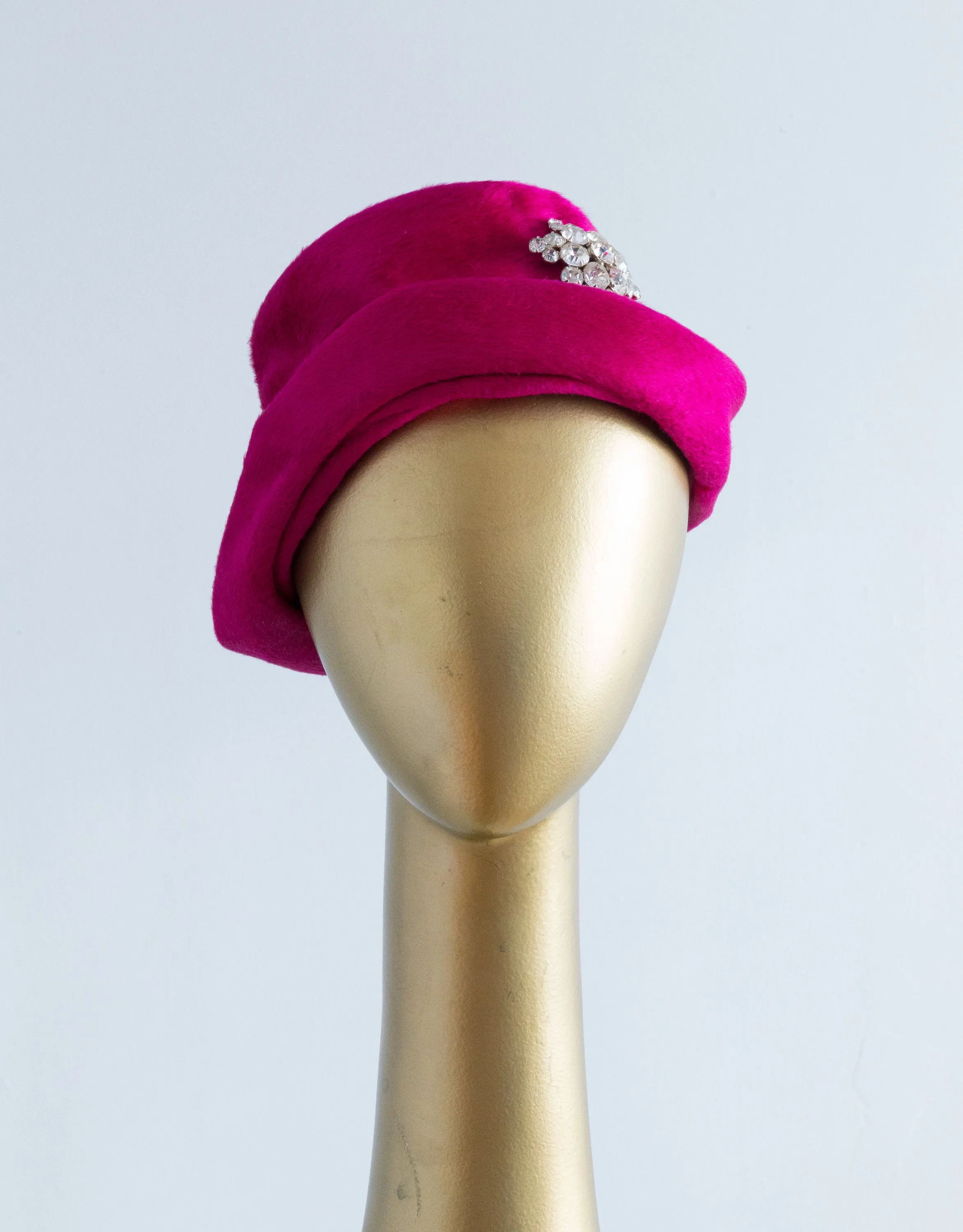 1950's Shocking Pink Fur Felt Cloche Style Hat With Star Brooch