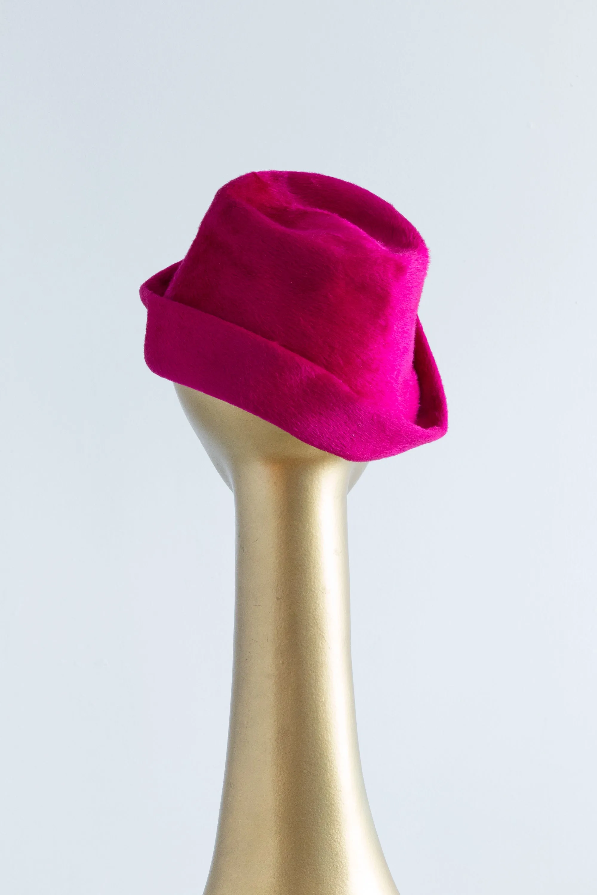 1950's Shocking Pink Fur Felt Cloche Style Hat With Star Brooch