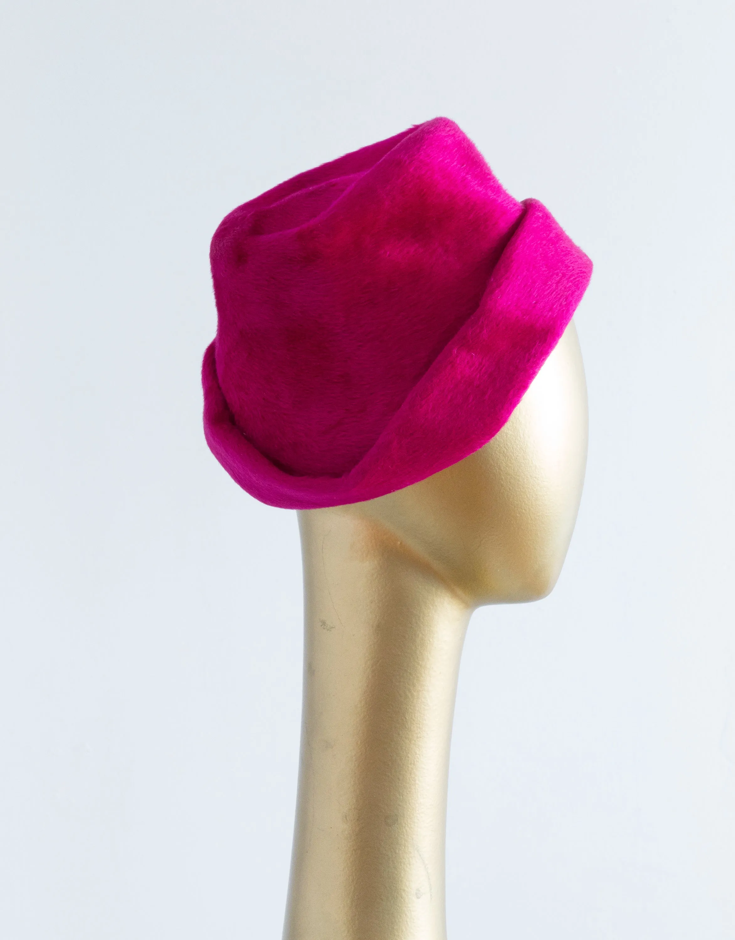 1950's Shocking Pink Fur Felt Cloche Style Hat With Star Brooch