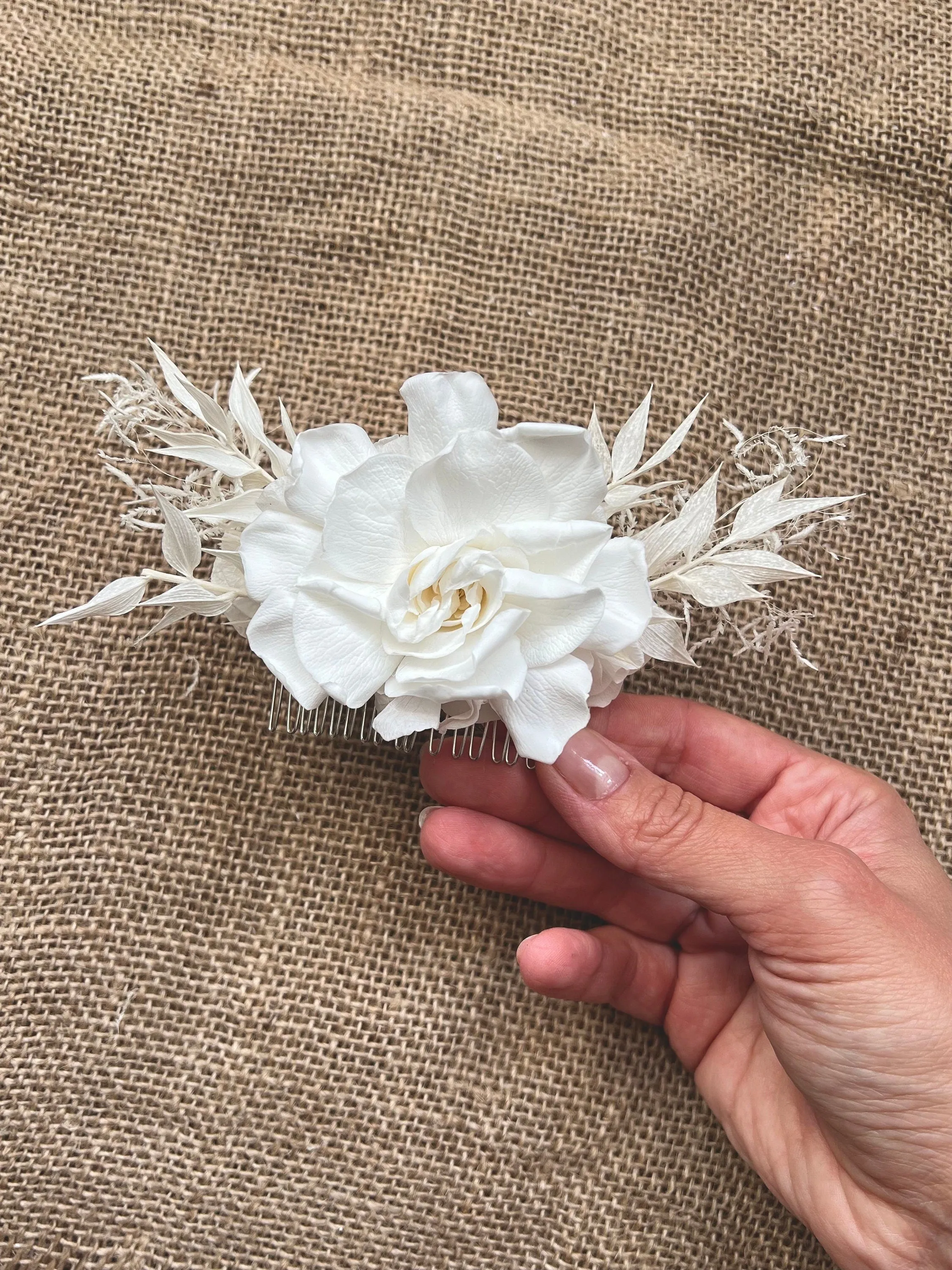 Boho Bridal White Floral Hair Comb, Gardenia Ruscus Dried Flower Headpiece for Wedding in White, Bridal Headpiece White Flowers For Hair Up