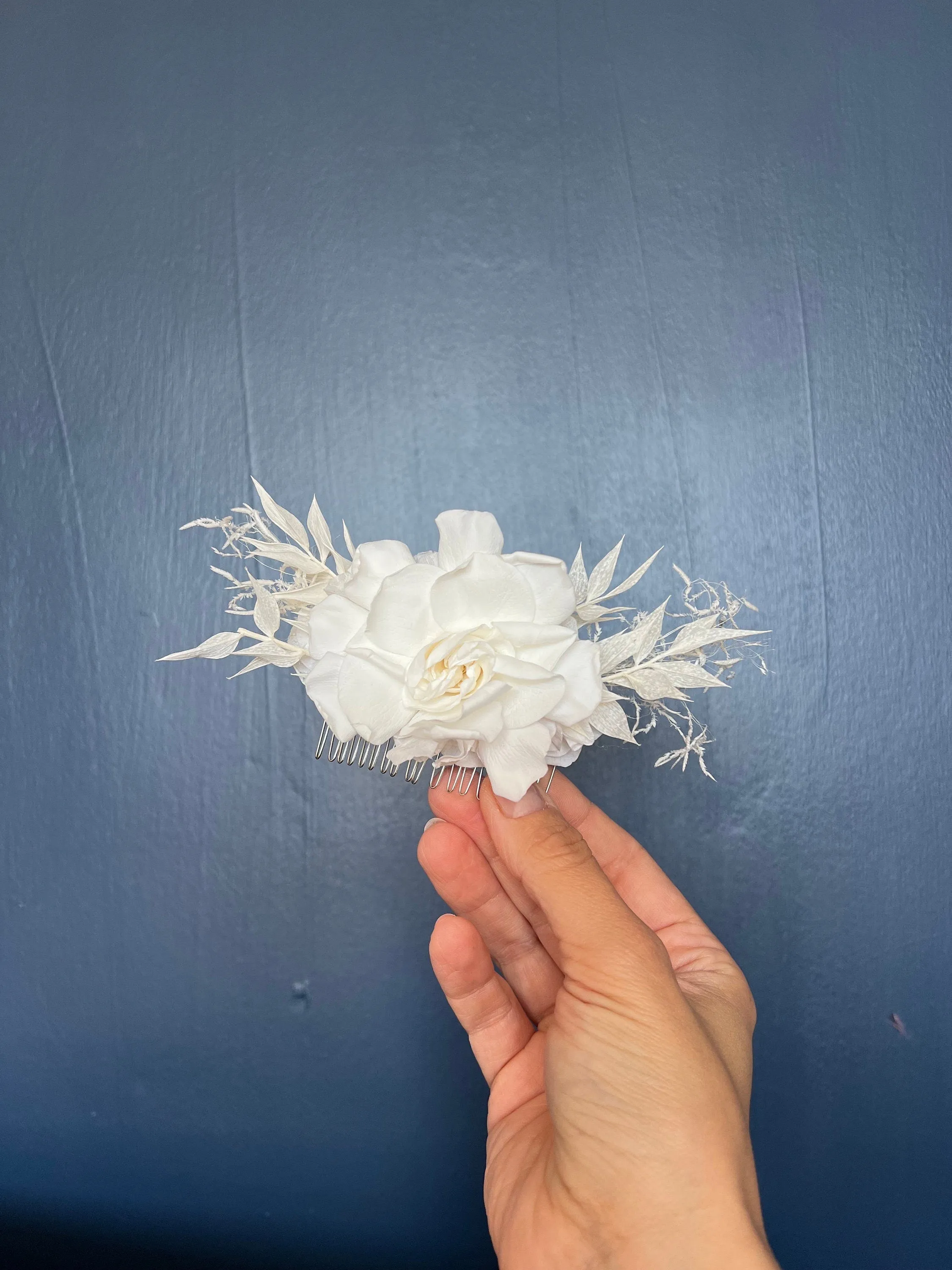 Boho Bridal White Floral Hair Comb, Gardenia Ruscus Dried Flower Headpiece for Wedding in White, Bridal Headpiece White Flowers For Hair Up