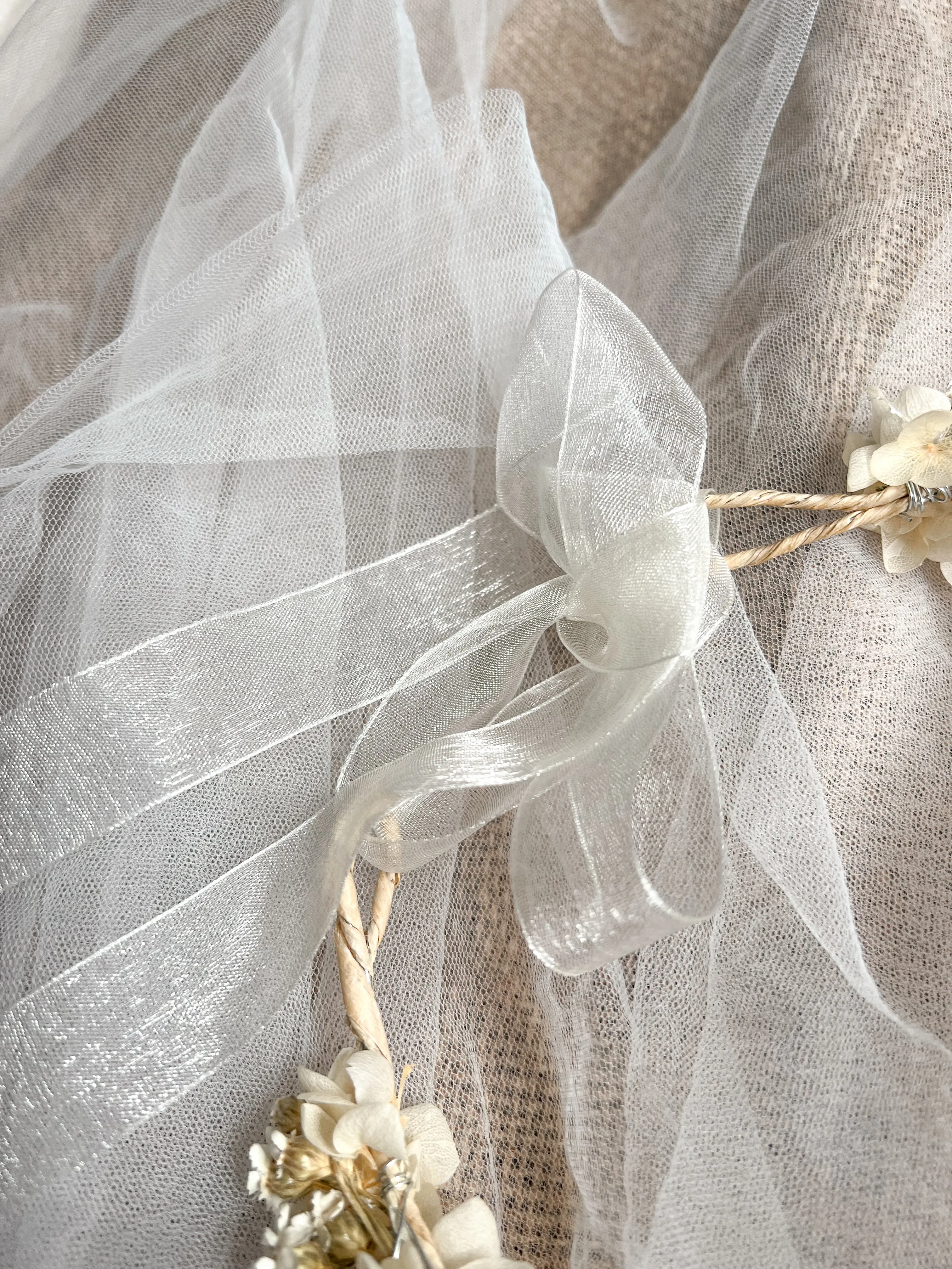 Boho Flower Crown, Cream Hydrangea and Mini Daisy Headband, Dried Flower Hair Wreath for Brides, Minimal Wedding Tiny Floral Headpiece