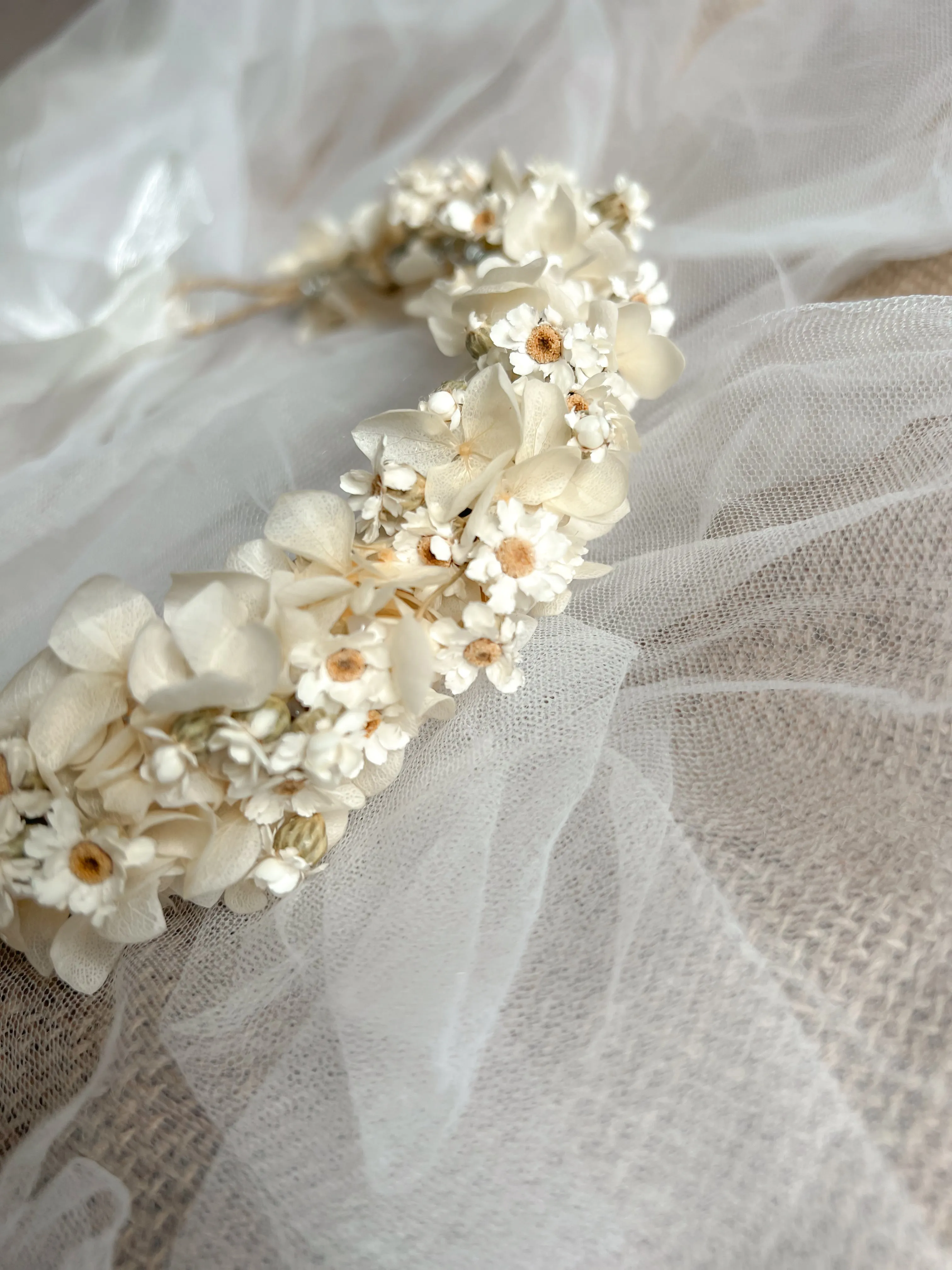 Boho Flower Crown, Cream Hydrangea and Mini Daisy Headband, Dried Flower Hair Wreath for Brides, Minimal Wedding Tiny Floral Headpiece