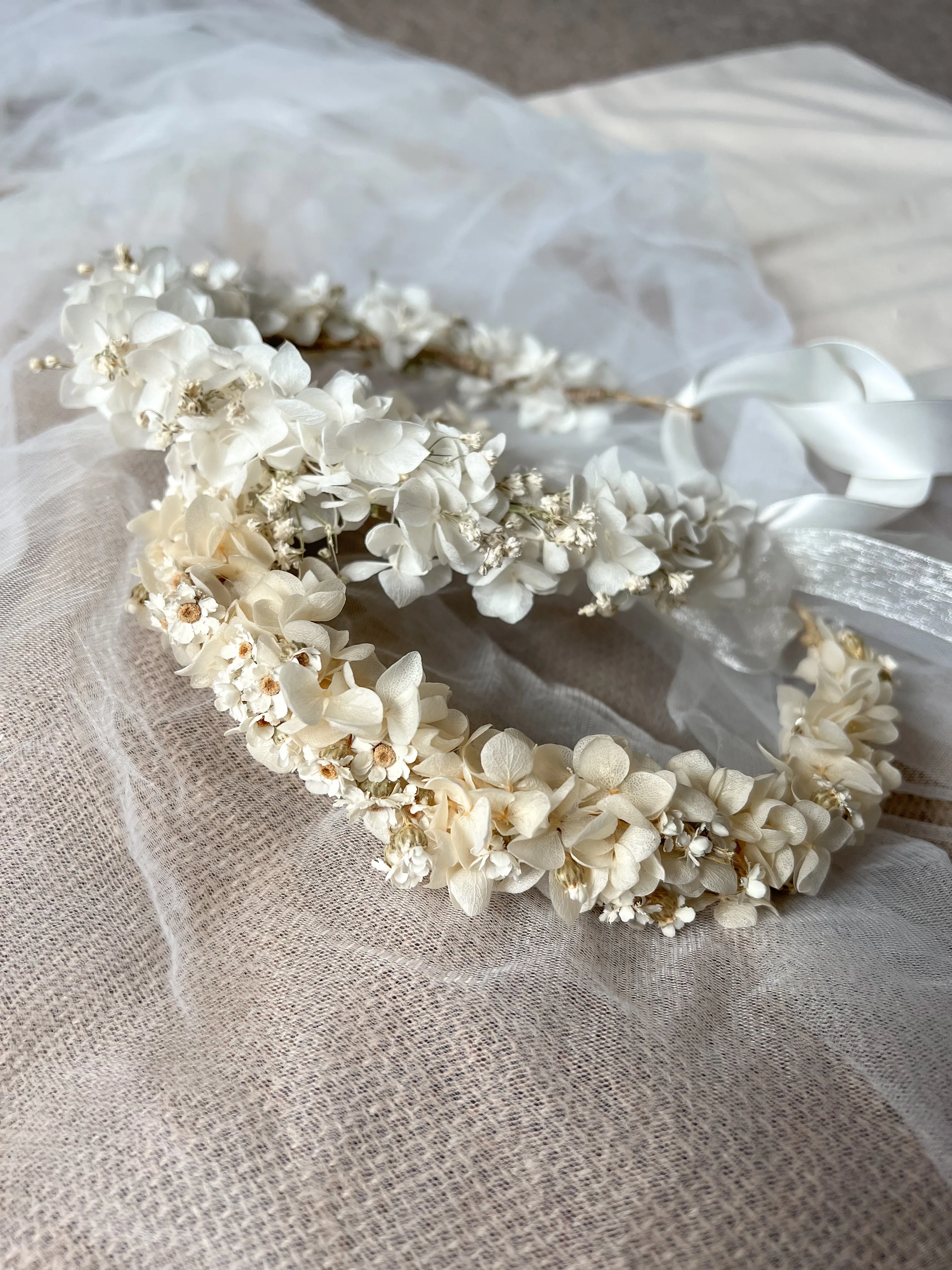 Boho Flower Crown, Cream Hydrangea and Mini Daisy Headband, Dried Flower Hair Wreath for Brides, Minimal Wedding Tiny Floral Headpiece