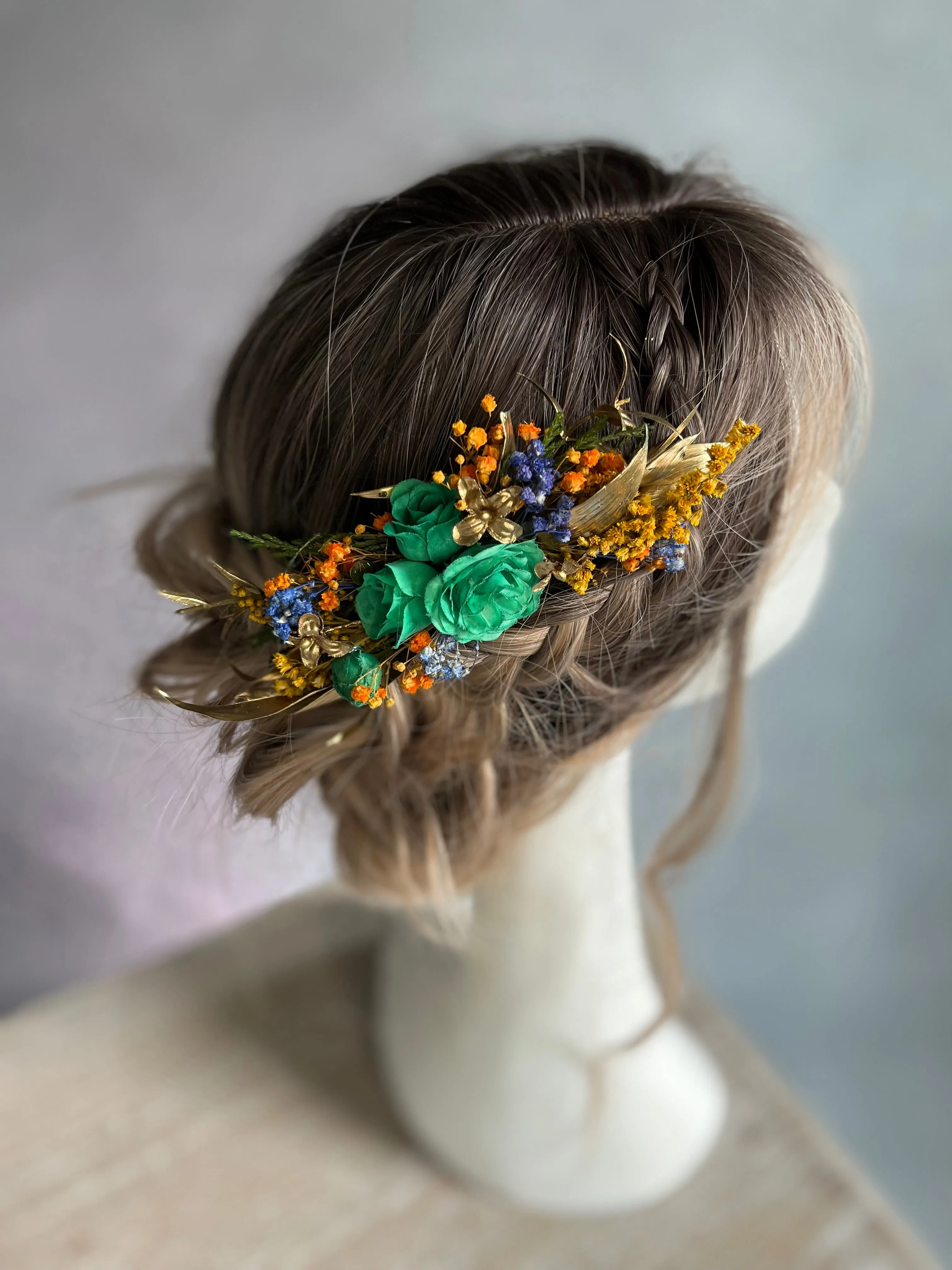 Emerald and golden hair comb