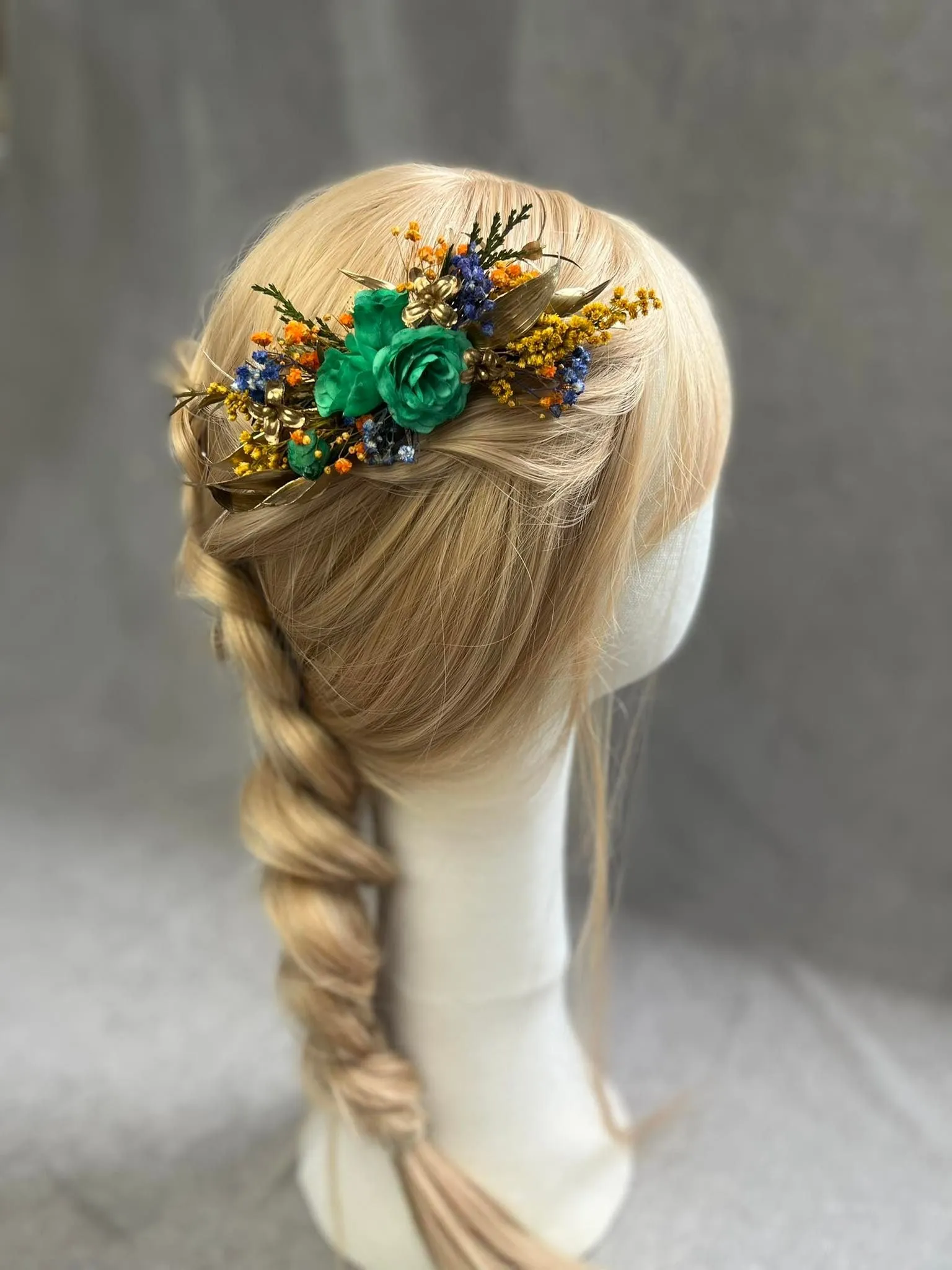 Emerald and golden hair comb