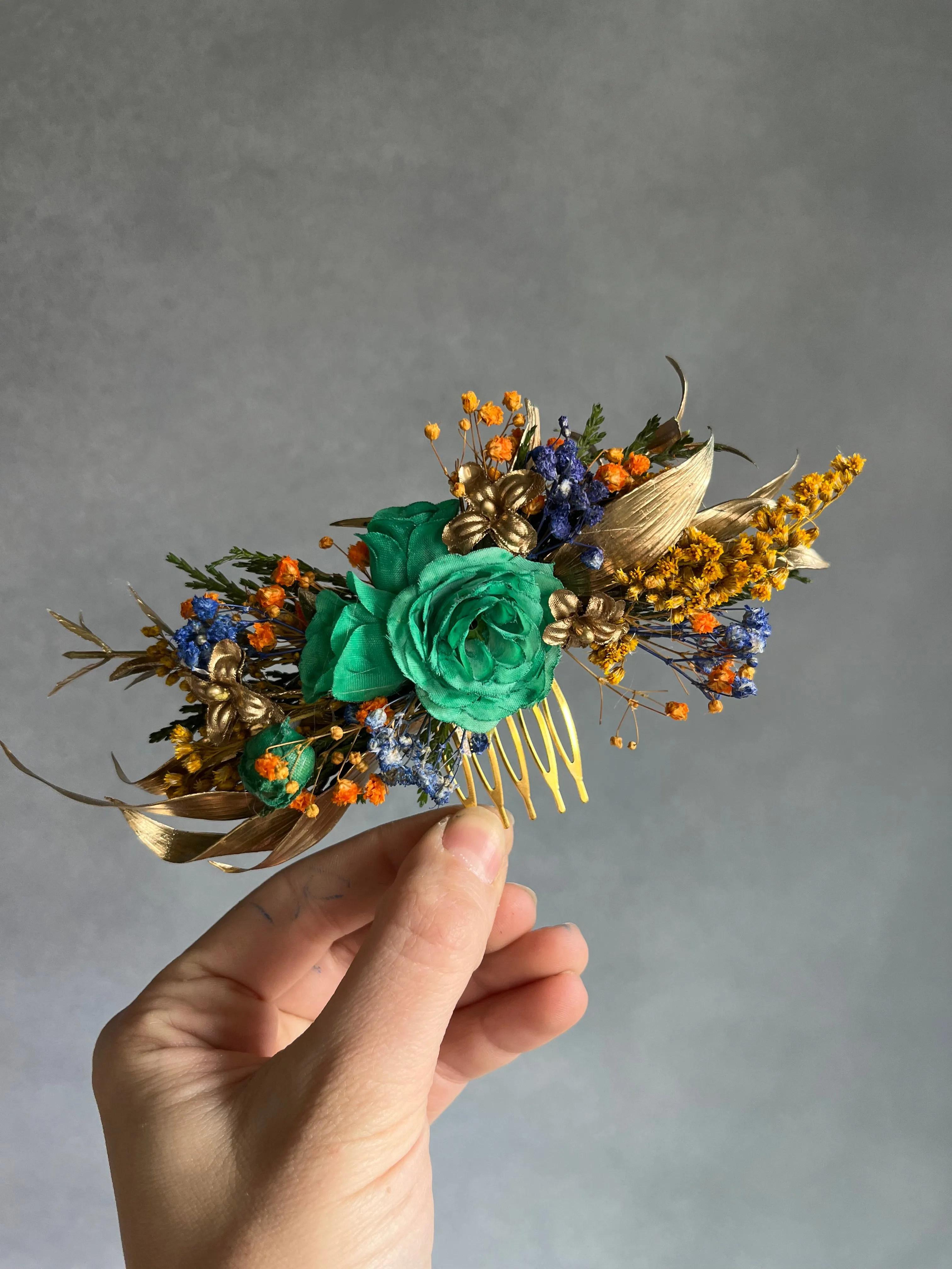 Emerald and golden hair comb