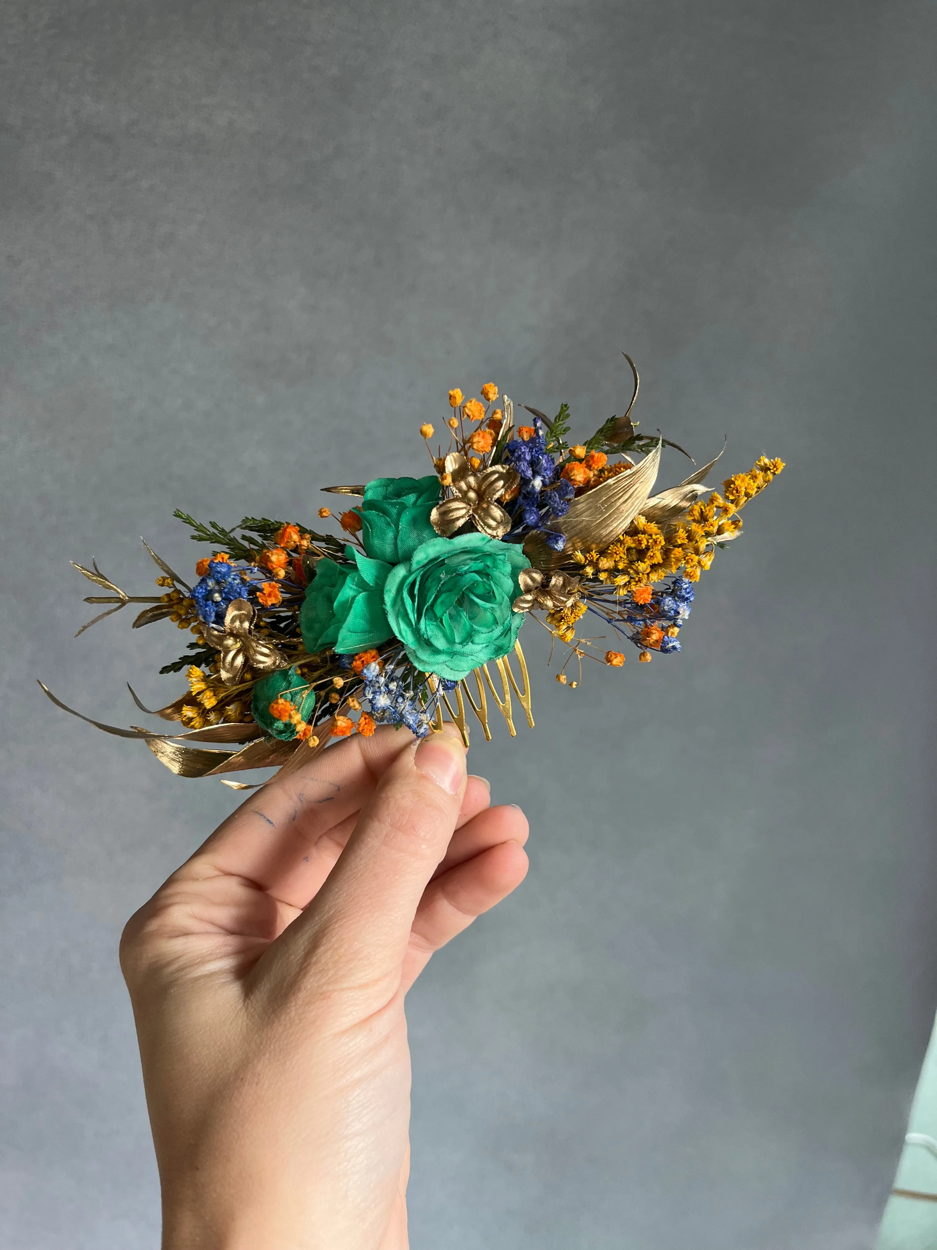 Emerald and golden hair comb