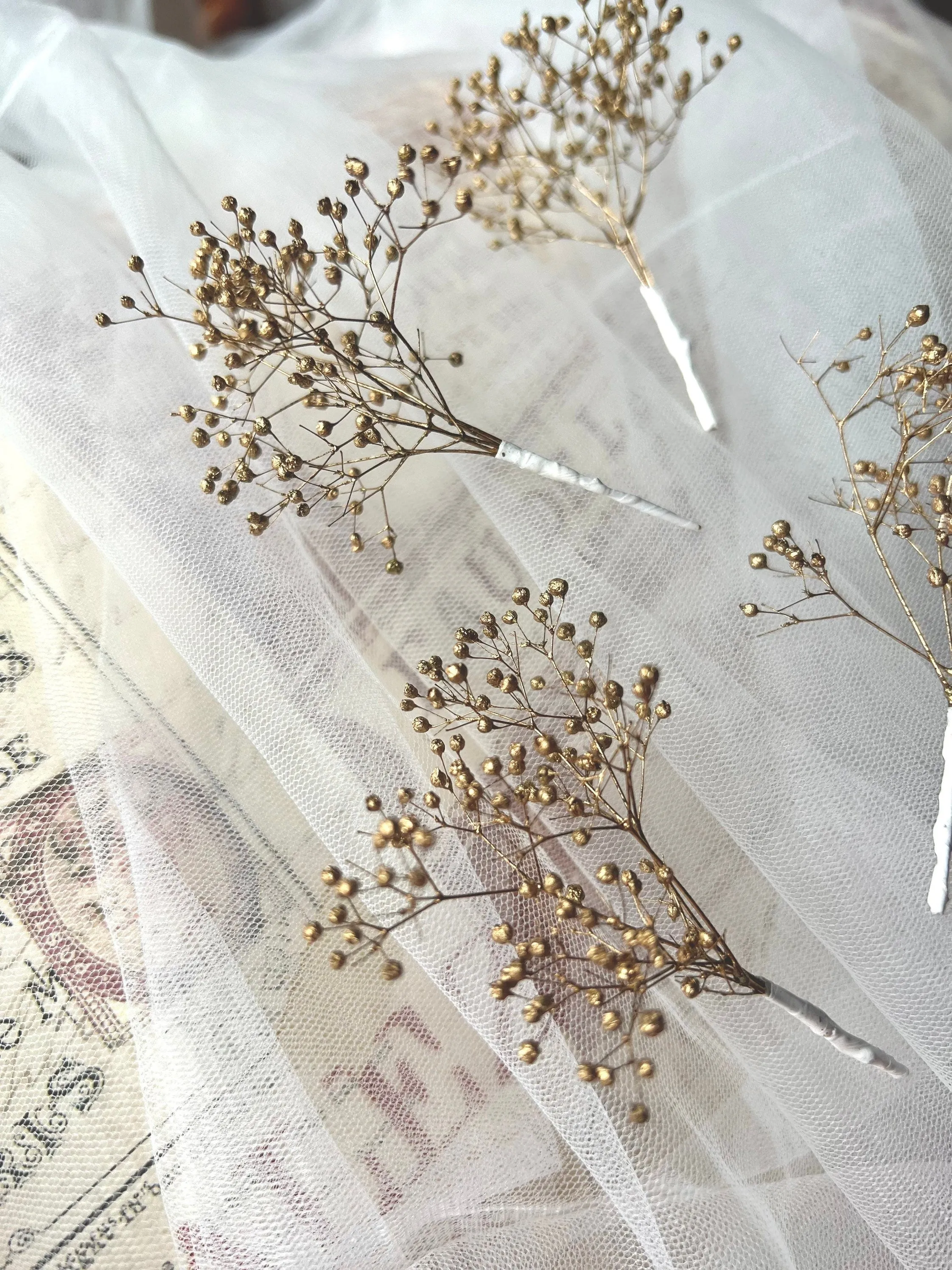 Gold Dried Flower Hair Pins, Minimal Wedding Hair Accessories in Gold, Real Floral Hair Sprig Set for Brides, Bridal Gypsophila Hair Picks