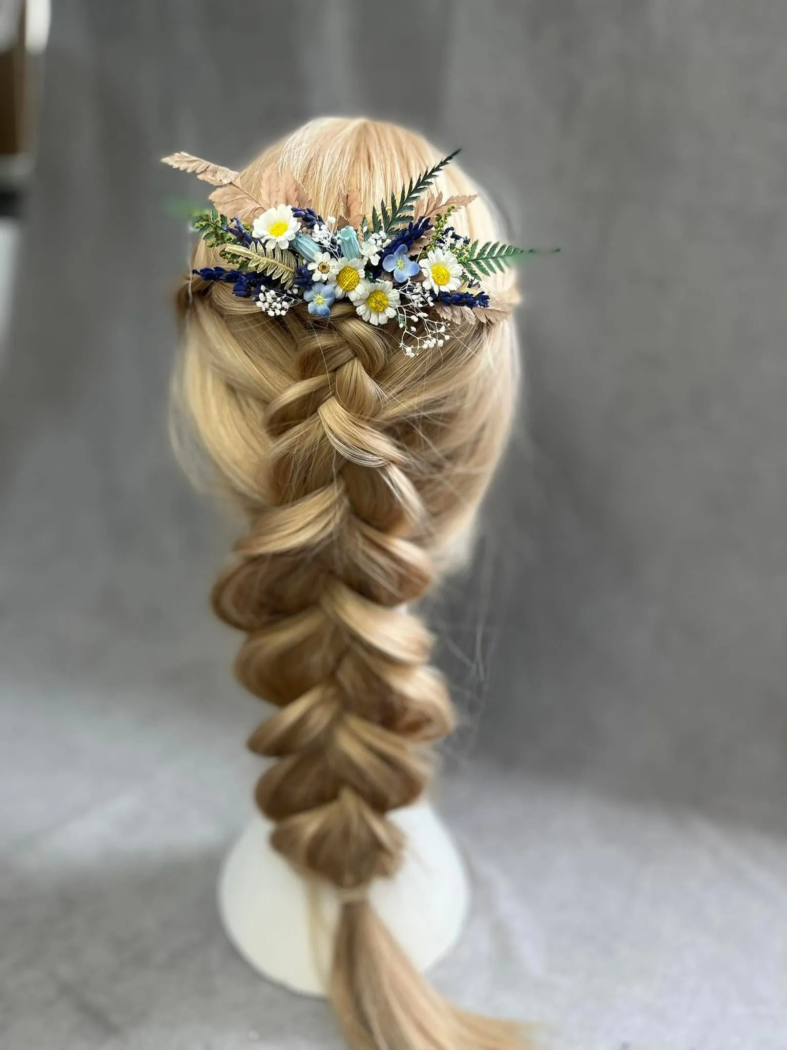 Meadow daisy flower hair comb