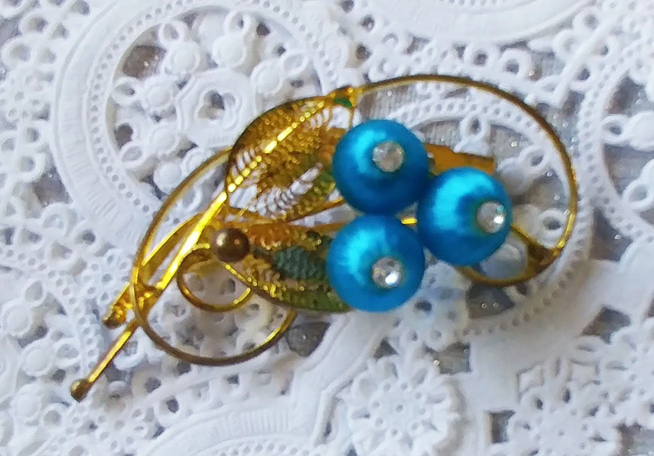 *VINTAGE TURQUOISE SATIN RHINESTONE FLOWERS GOLD TONE PIN / BROOCH