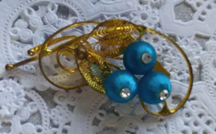 *VINTAGE TURQUOISE SATIN RHINESTONE FLOWERS GOLD TONE PIN / BROOCH