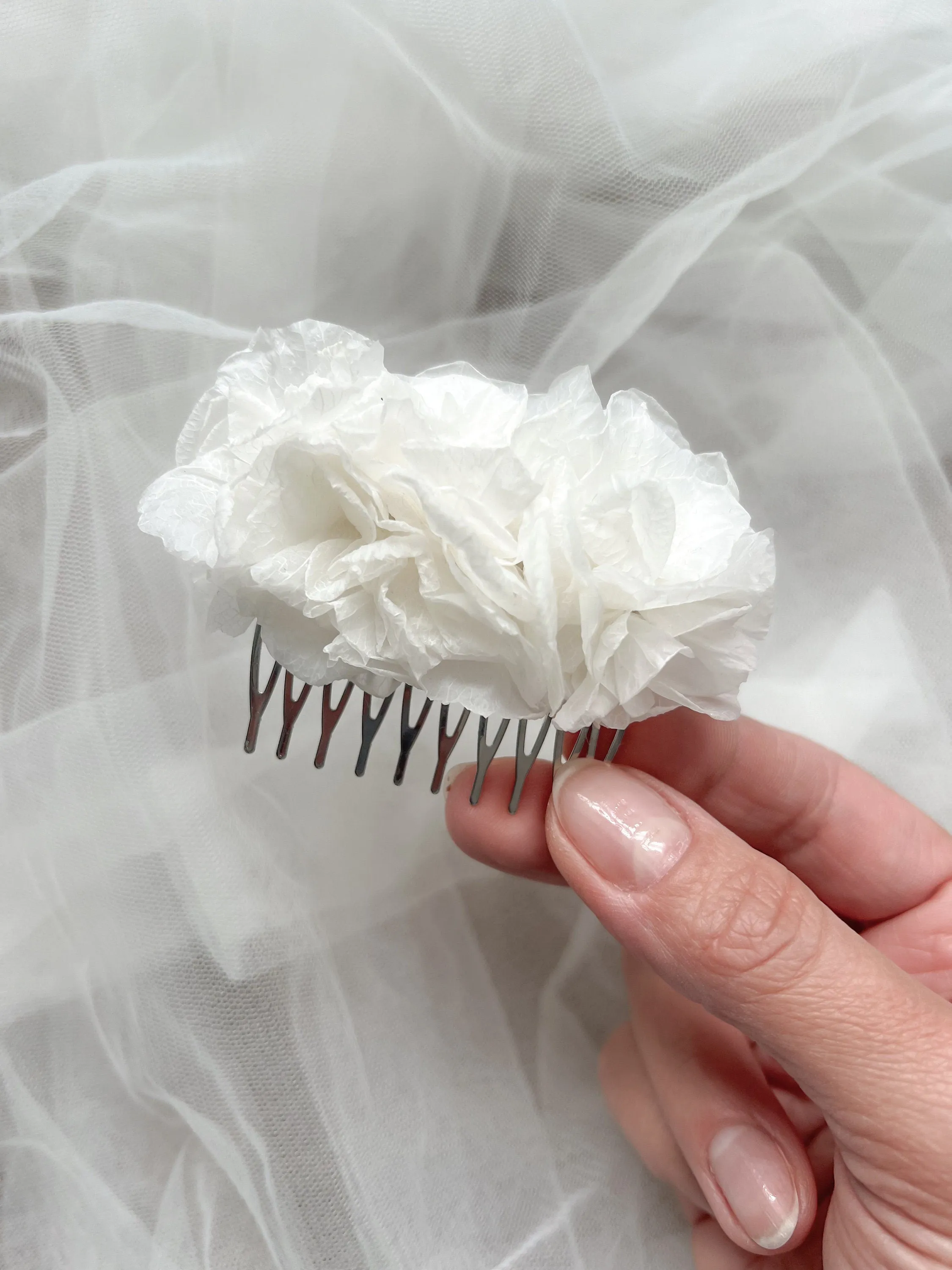 White Floral Headpiece, Bridal White Hydrangea Hair Comb, Minimal Floral Hair Accessories, Wedding Hair Piece White, Dried Flower Comb Bride