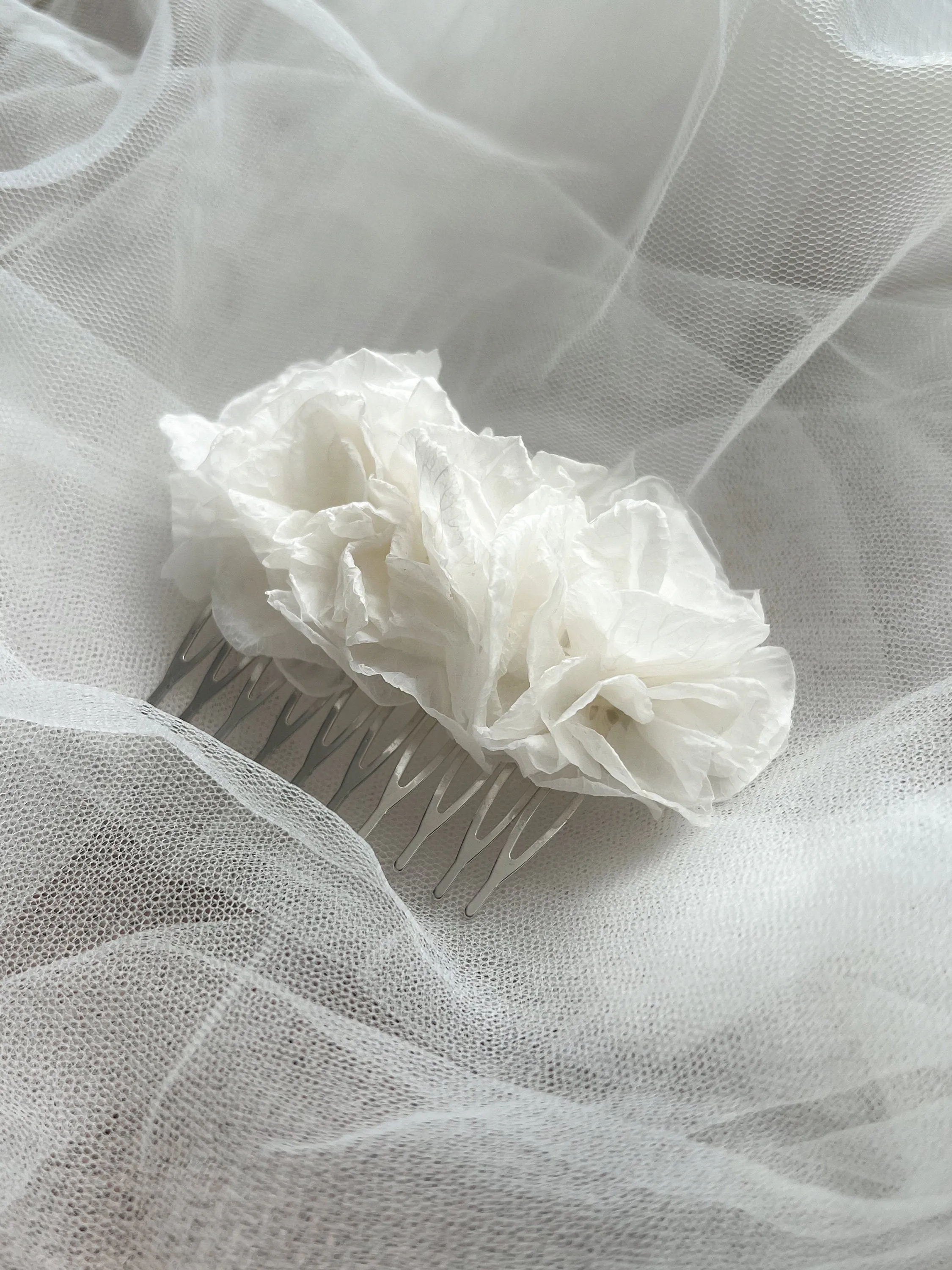 White Floral Headpiece, Bridal White Hydrangea Hair Comb, Minimal Floral Hair Accessories, Wedding Hair Piece White, Dried Flower Comb Bride