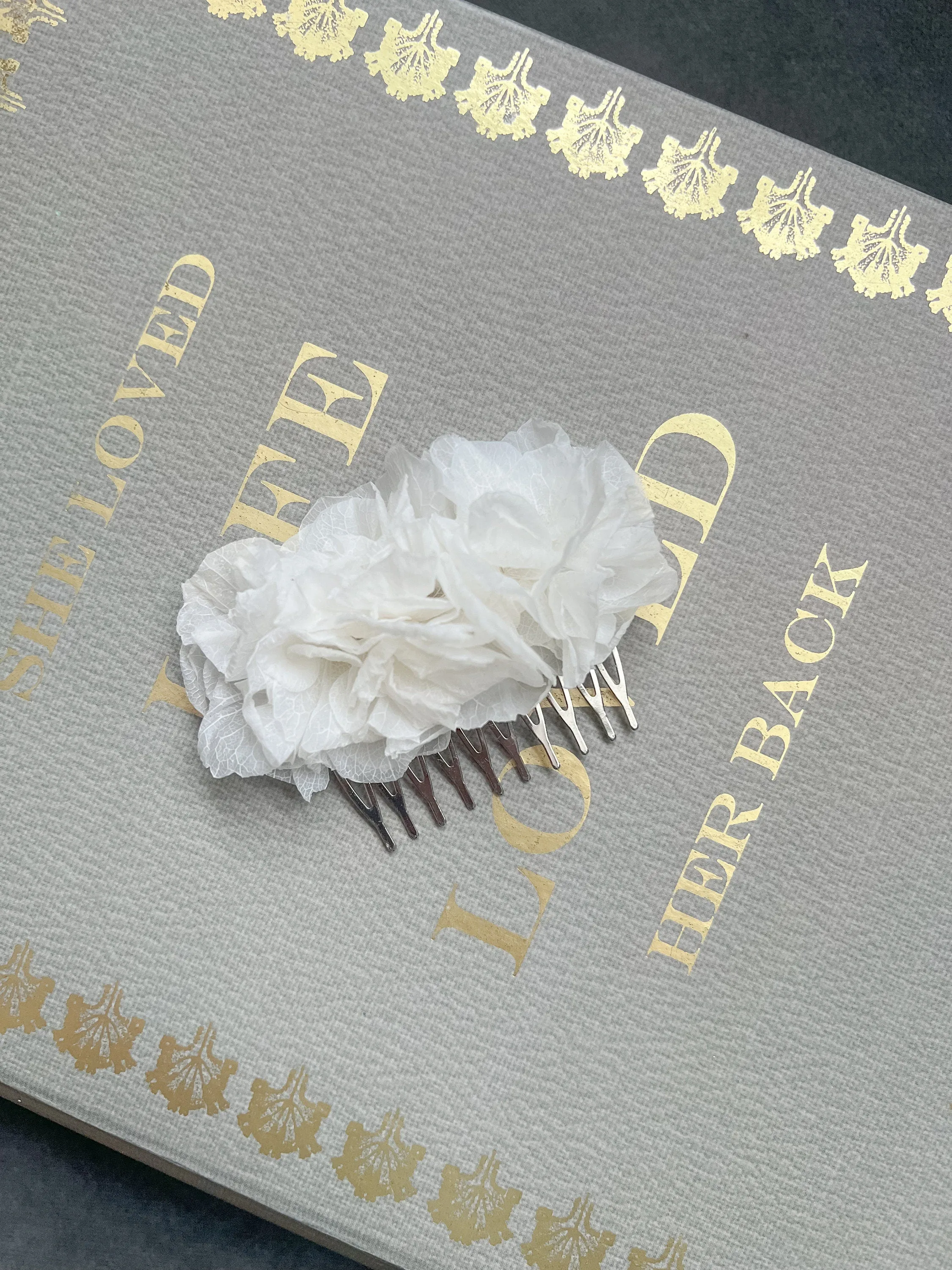 White Floral Headpiece, Bridal White Hydrangea Hair Comb, Minimal Floral Hair Accessories, Wedding Hair Piece White, Dried Flower Comb Bride